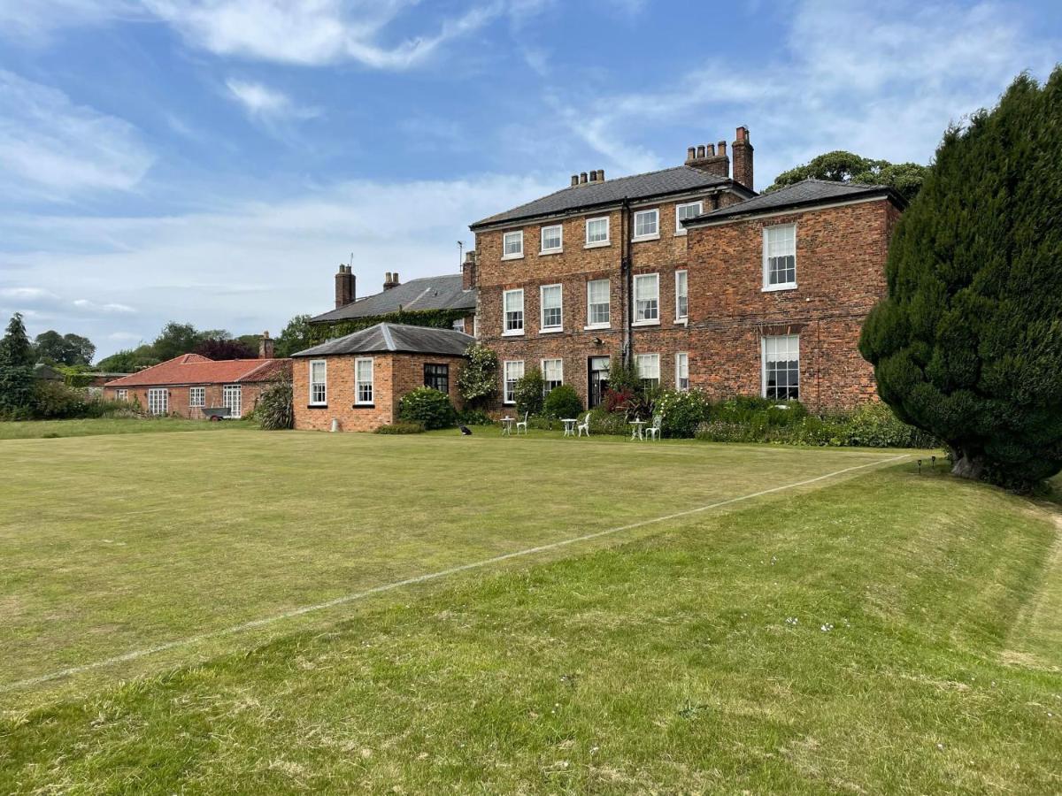 Rowley Manor Hotel Little Weighton Exterior photo